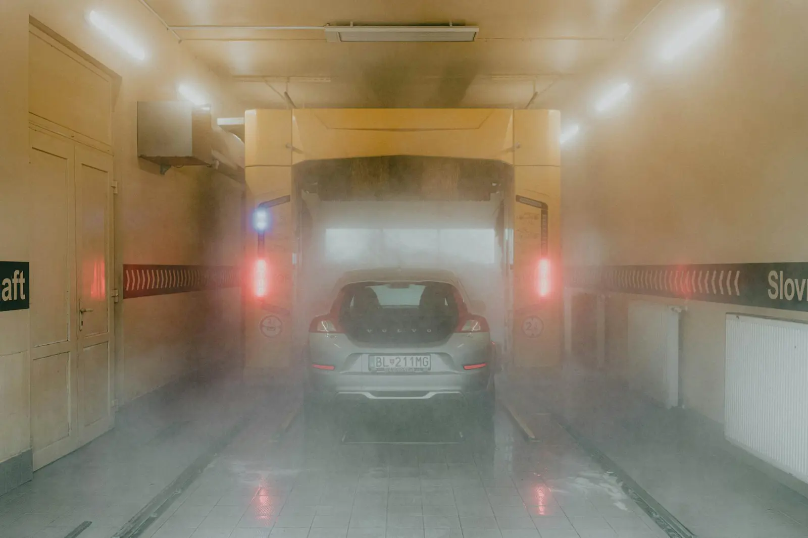 Auto laevale sõitmas